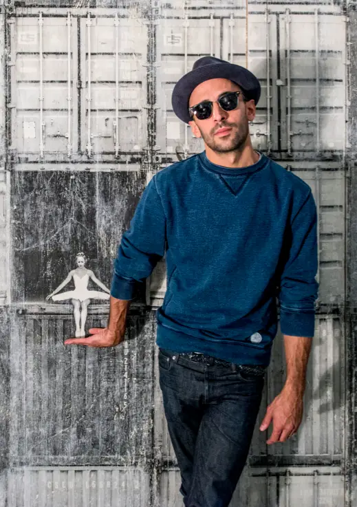 JR, artiste et street artiste français JR, artiste et photographe français, avec son chapeau et ses lunettes noires